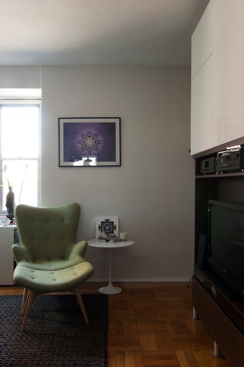 Foto de salón abierto vintage de tamaño medio con paredes blancas, suelo de madera en tonos medios, pared multimedia y suelo marrón