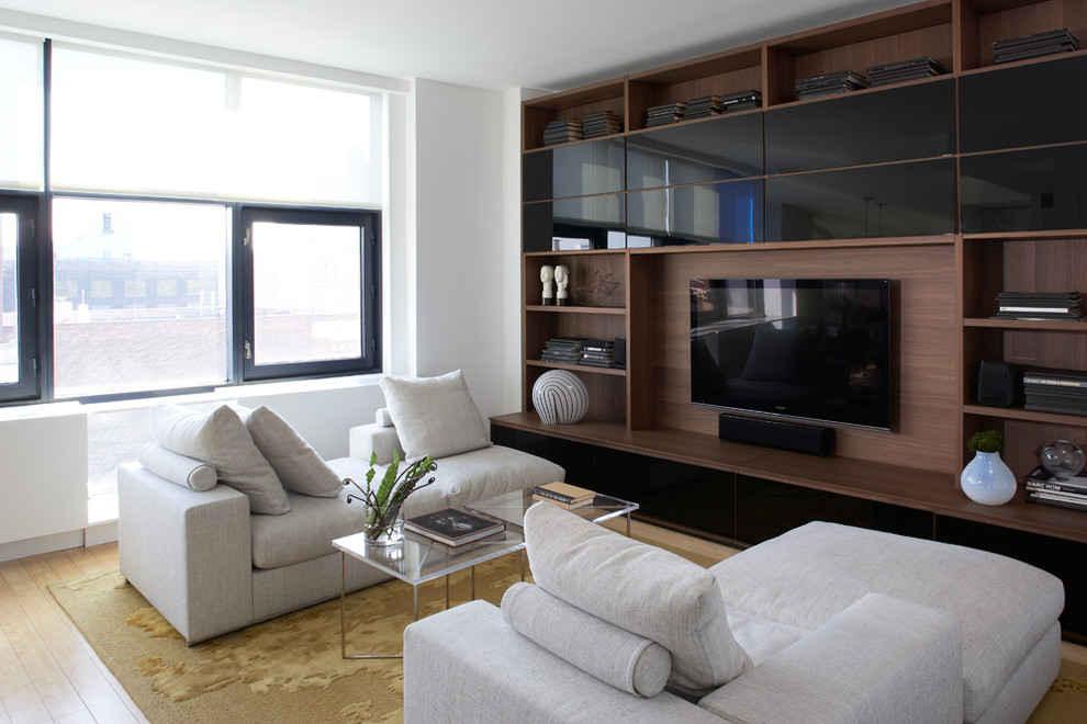 Exempel på ett modernt vardagsrum, med en inbyggd mediavägg