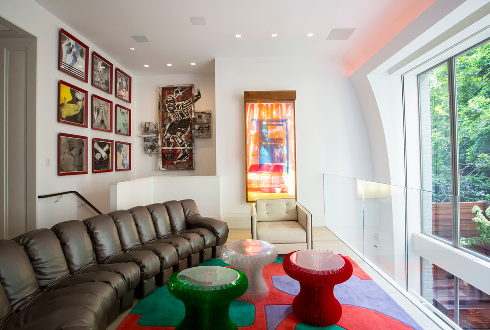 Стильный дизайн: парадная, двухуровневая гостиная комната среднего размера в стиле фьюжн с белыми стенами, светлым паркетным полом и коричневым диваном без камина, телевизора - последний тренд