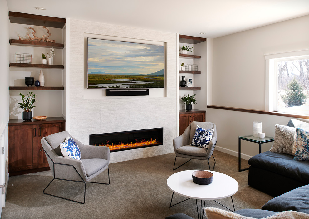 На фото: гостиная комната в современном стиле с белыми стенами, ковровым покрытием, горизонтальным камином, фасадом камина из камня и коричневым полом