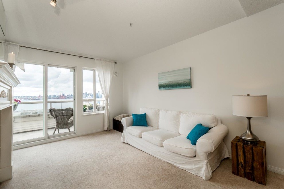 Immagine di un soggiorno stile marinaro aperto con pareti bianche