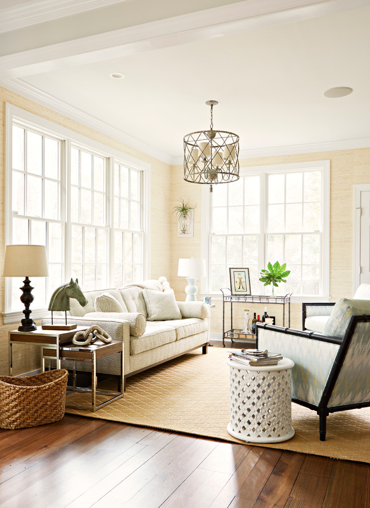 Klassisches Wohnzimmer mit beiger Wandfarbe und braunem Holzboden in Richmond