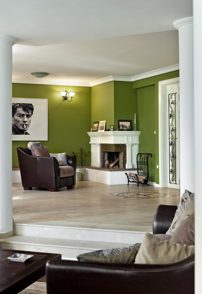 Foto di un grande soggiorno country con pareti verdi, pavimento in terracotta, camino ad angolo, cornice del camino in pietra e TV autoportante