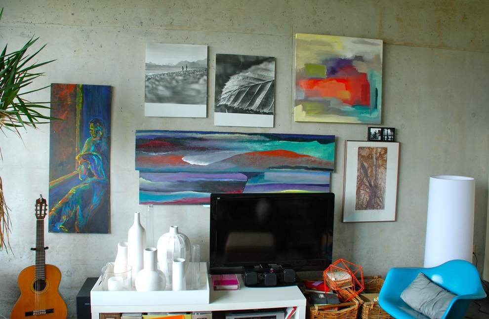 Foto di un soggiorno eclettico con pareti grigie e TV autoportante