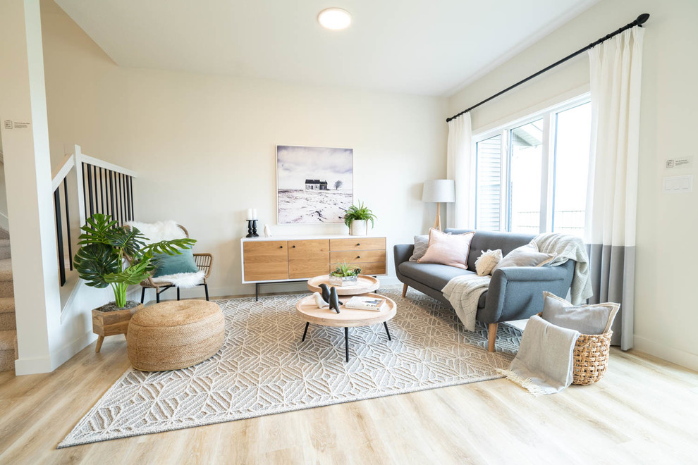 Пример оригинального дизайна: открытая гостиная комната среднего размера в скандинавском стиле с белыми стенами, светлым паркетным полом и бежевым полом без камина, телевизора
