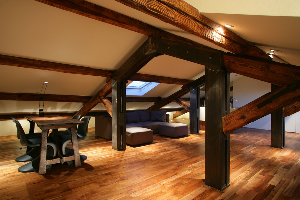 Ispirazione per un soggiorno contemporaneo stile loft con pavimento in legno massello medio