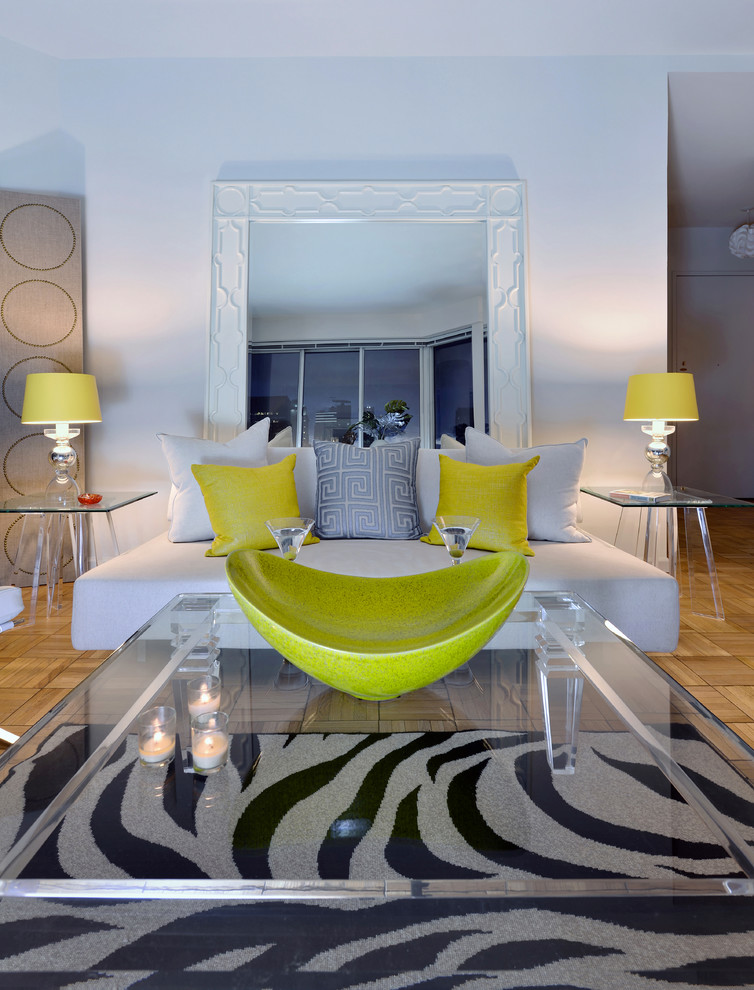 Идея дизайна: изолированная гостиная комната среднего размера в современном стиле с белыми стенами, светлым паркетным полом и телевизором на стене без камина