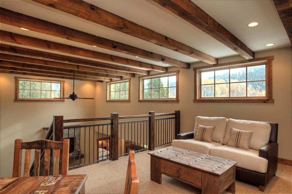 Foto di un grande soggiorno tradizionale stile loft con pareti beige, parquet scuro e nessun camino