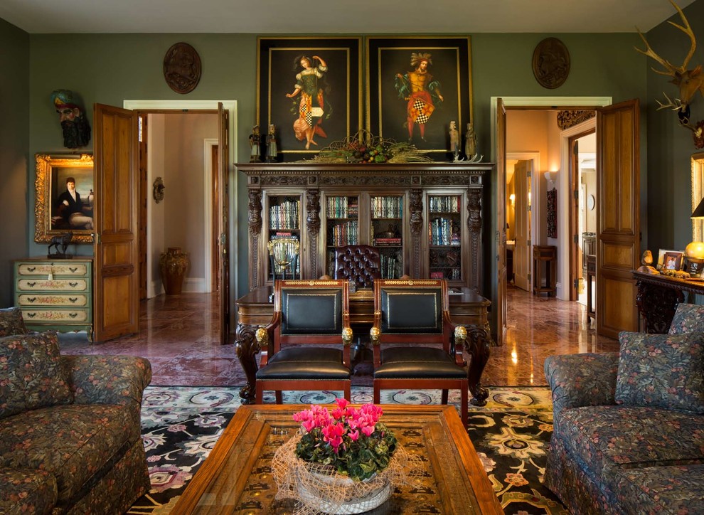 Immagine di un ampio soggiorno classico chiuso con sala formale e pareti verdi