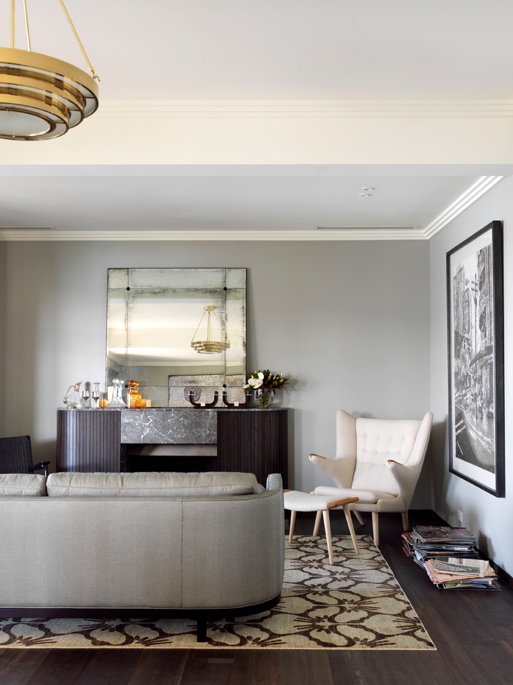 Свежая идея для дизайна: большая парадная, открытая гостиная комната в стиле неоклассика (современная классика) с серыми стенами и темным паркетным полом - отличное фото интерьера