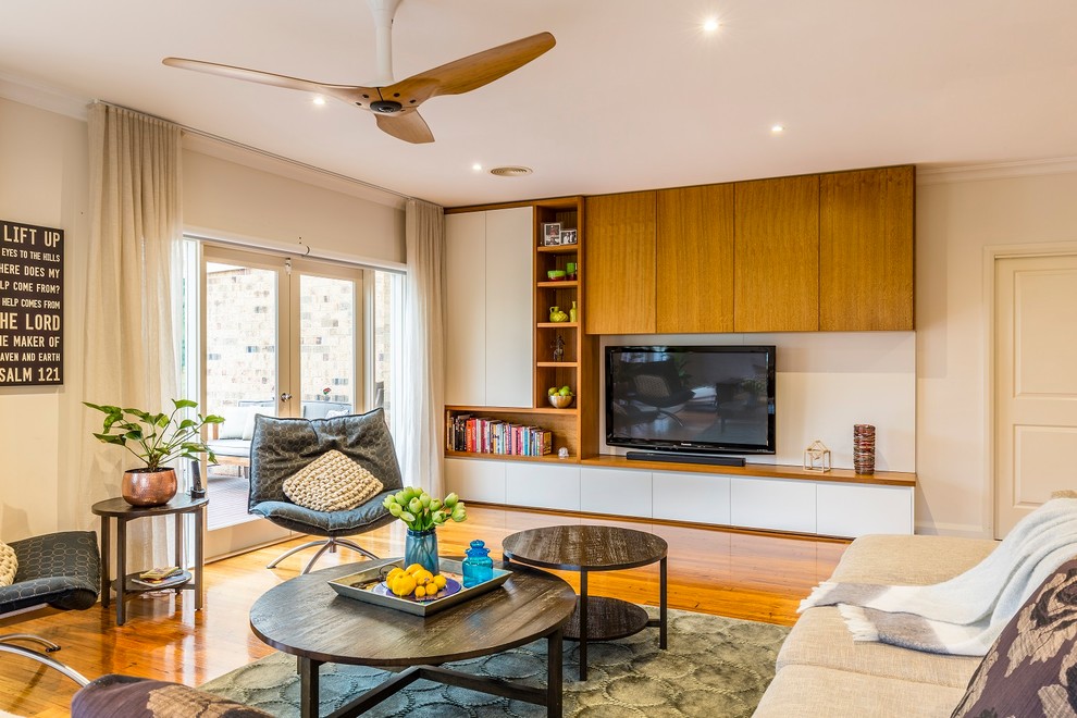 Großes, Offenes Modernes Wohnzimmer ohne Kamin mit weißer Wandfarbe, braunem Holzboden, Multimediawand und braunem Boden in Melbourne