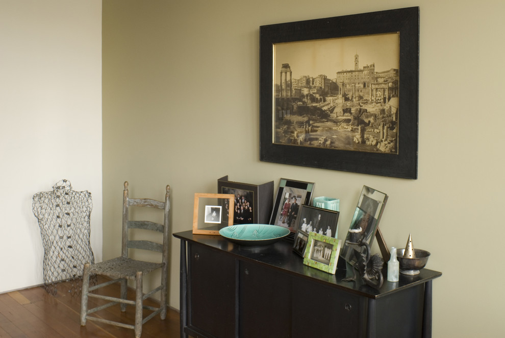 На фото: гостиная комната в стиле рустика с бежевыми стенами с