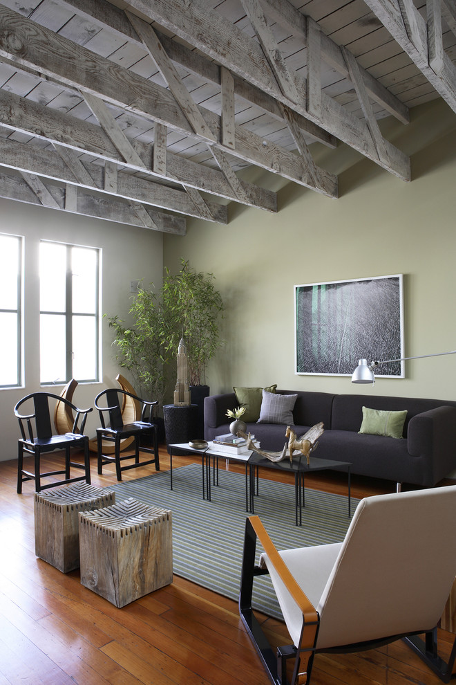 Стильный дизайн: большая гостиная комната в стиле рустика с зелеными стенами, акцентной стеной и ковром на полу - последний тренд