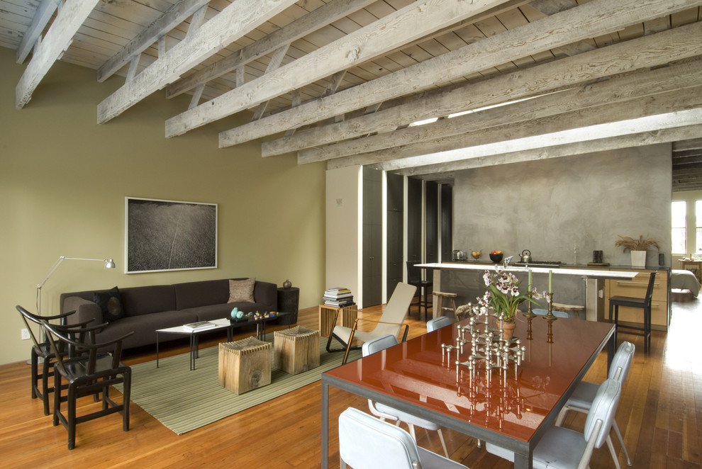 Стильный дизайн: открытая гостиная комната в стиле рустика с зелеными стенами - последний тренд