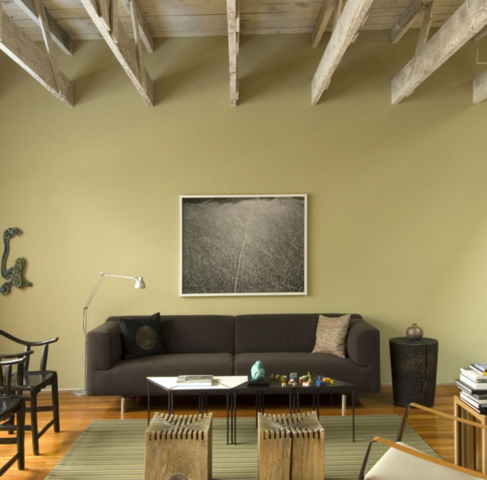 Industrial Wohnzimmer mit grüner Wandfarbe und braunem Holzboden in San Francisco
