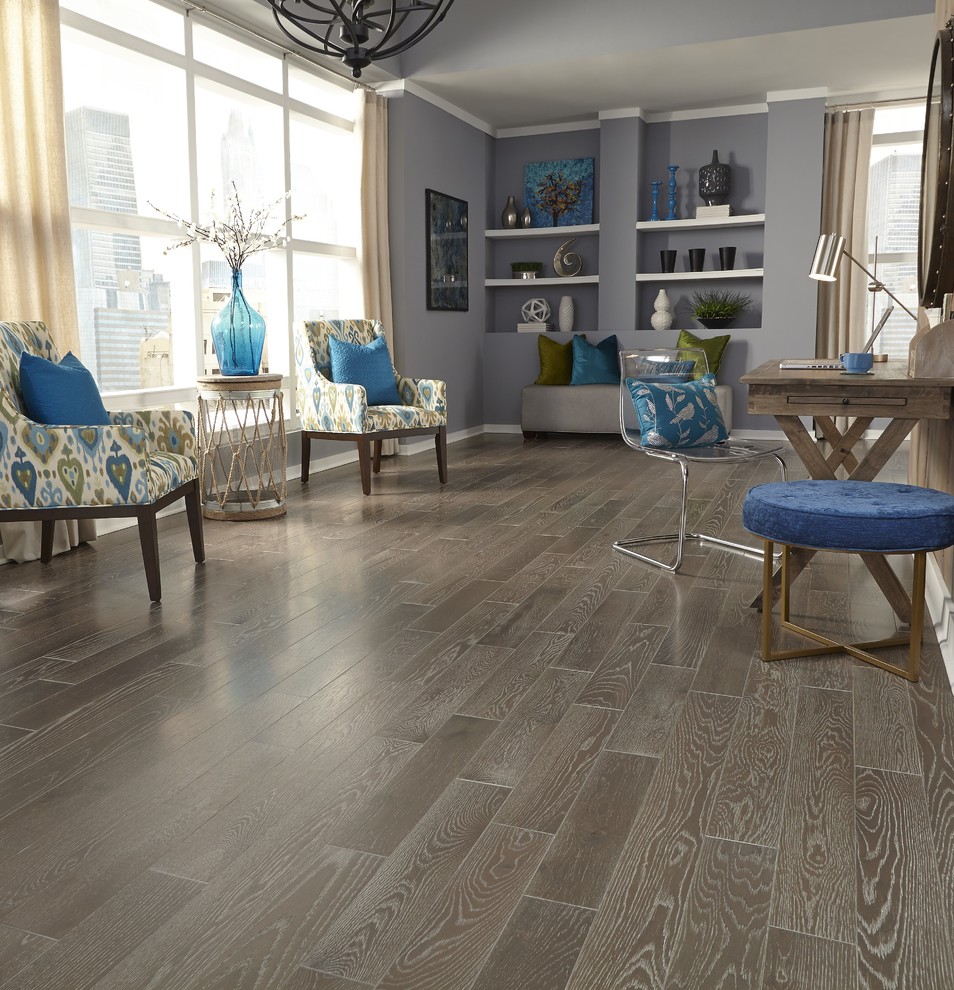 Foto di un grande soggiorno minimal aperto con sala formale, pareti beige, pavimento in legno massello medio e pavimento marrone