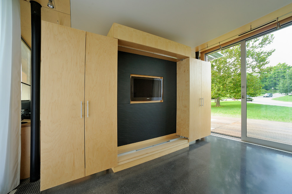 Diseño de salón para visitas abierto moderno de tamaño medio sin chimenea con paredes amarillas, suelo de baldosas de cerámica y pared multimedia