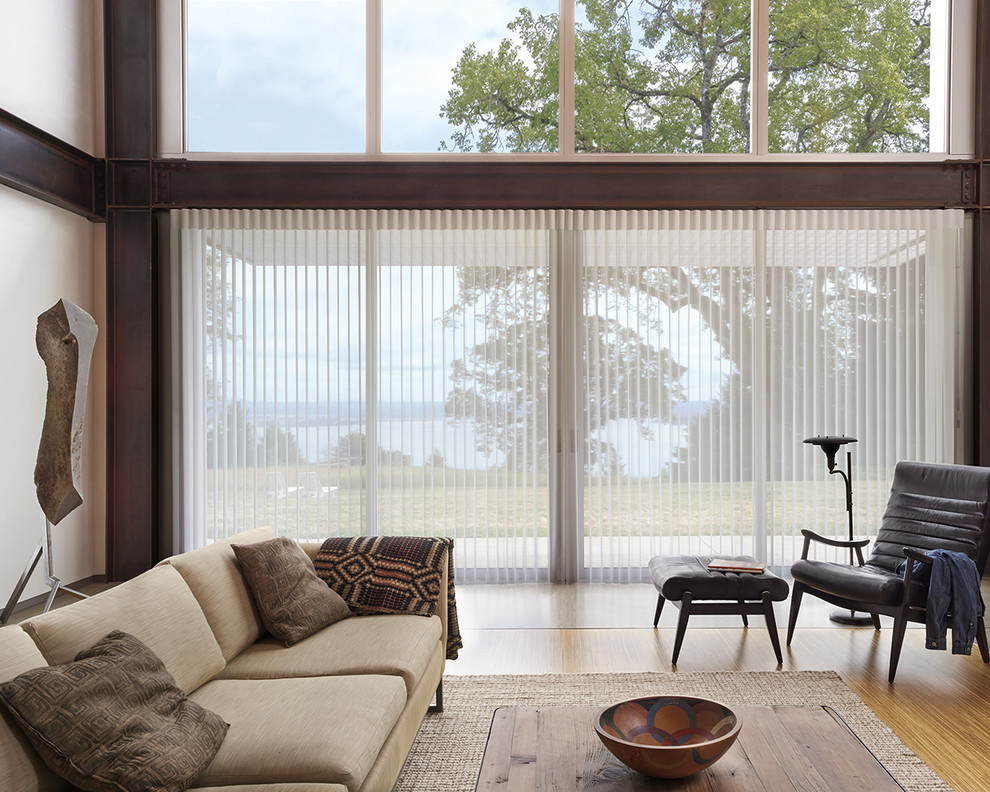 Inspiration för stora moderna allrum med öppen planlösning, med ett finrum, vita väggar och bambugolv