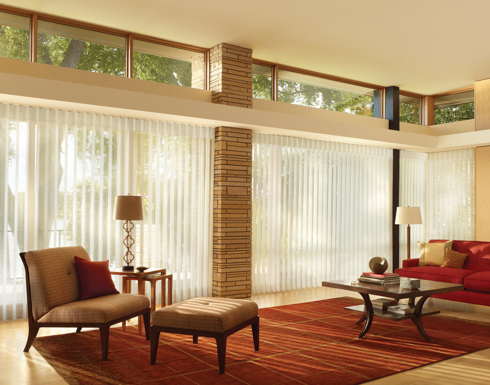 Diseño de salón para visitas abierto contemporáneo grande con paredes beige y suelo de madera clara
