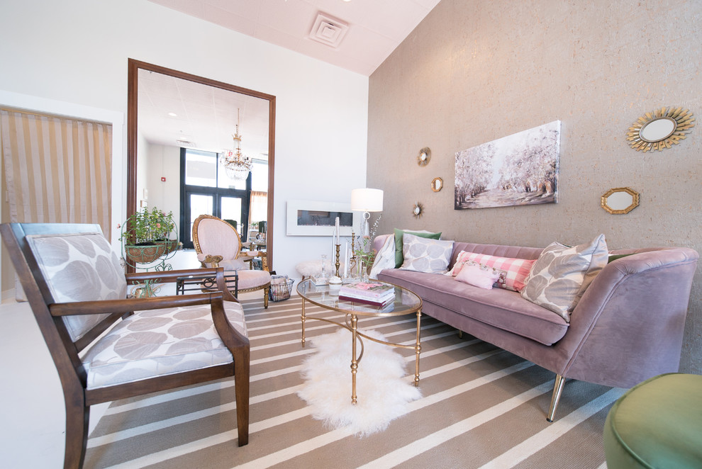 Идея дизайна: огромная парадная, открытая гостиная комната в стиле неоклассика (современная классика) с белыми стенами, бетонным полом, подвесным камином и белым полом