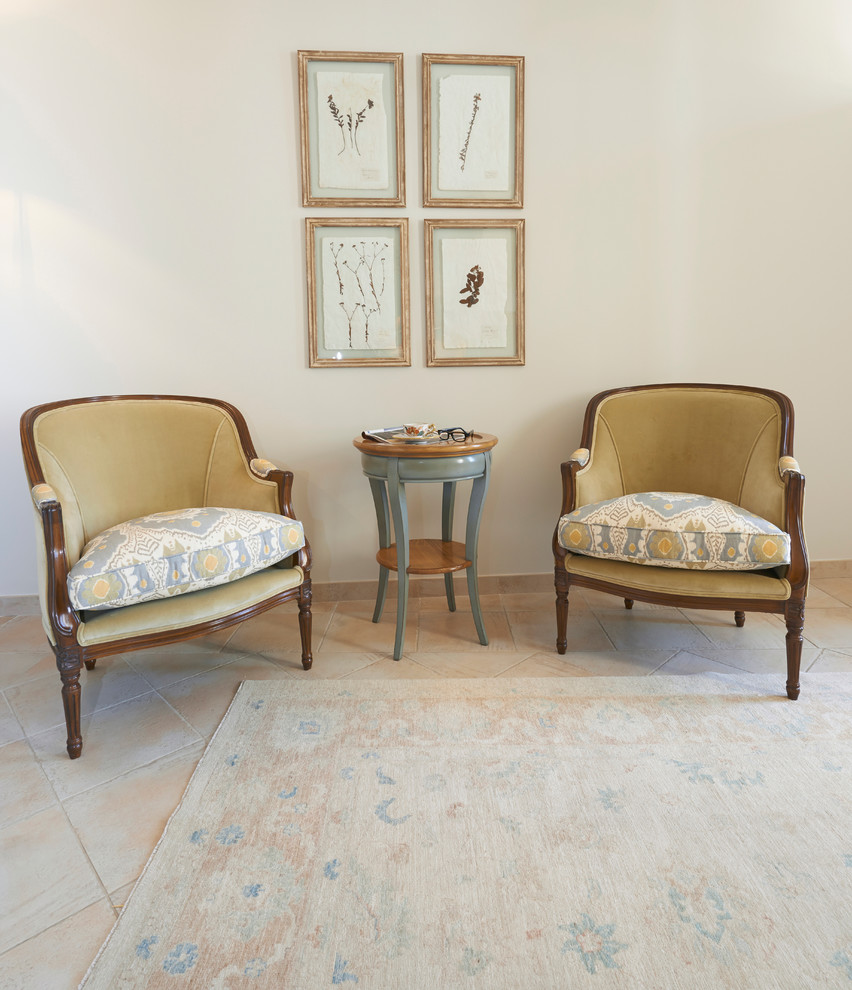 Klassisches Wohnzimmer mit weißer Wandfarbe und Porzellan-Bodenfliesen in London