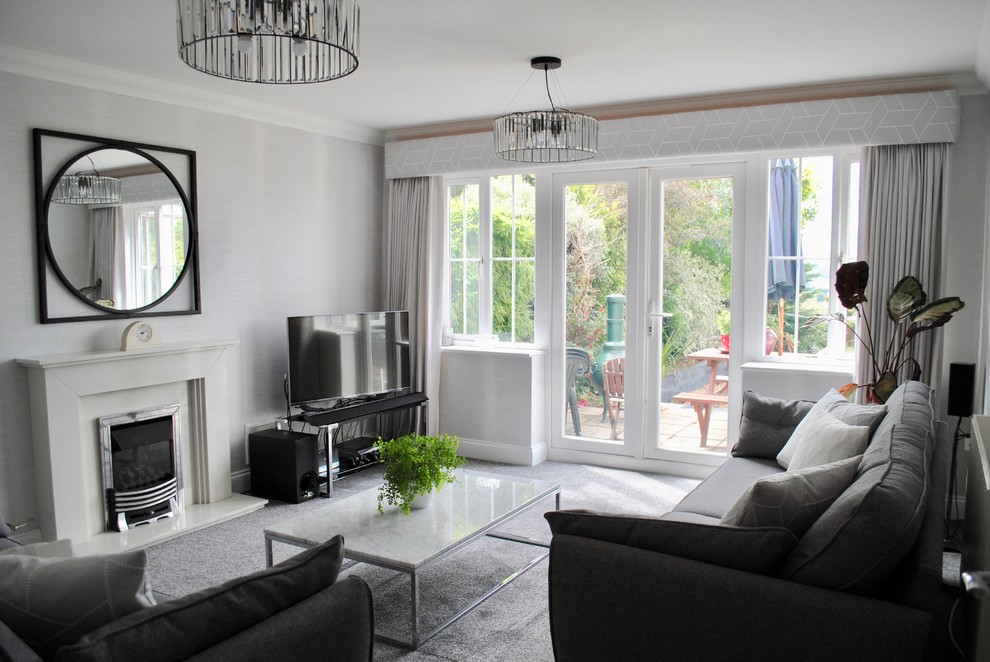Idée de décoration pour un salon minimaliste de taille moyenne et fermé avec un mur gris, moquette, une cheminée standard et un téléviseur indépendant.