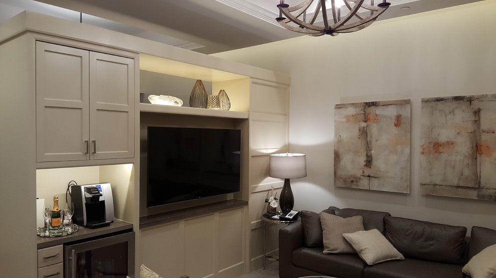 Immagine di un soggiorno design di medie dimensioni e aperto con pareti beige, pavimento con piastrelle in ceramica, nessun camino e TV a parete