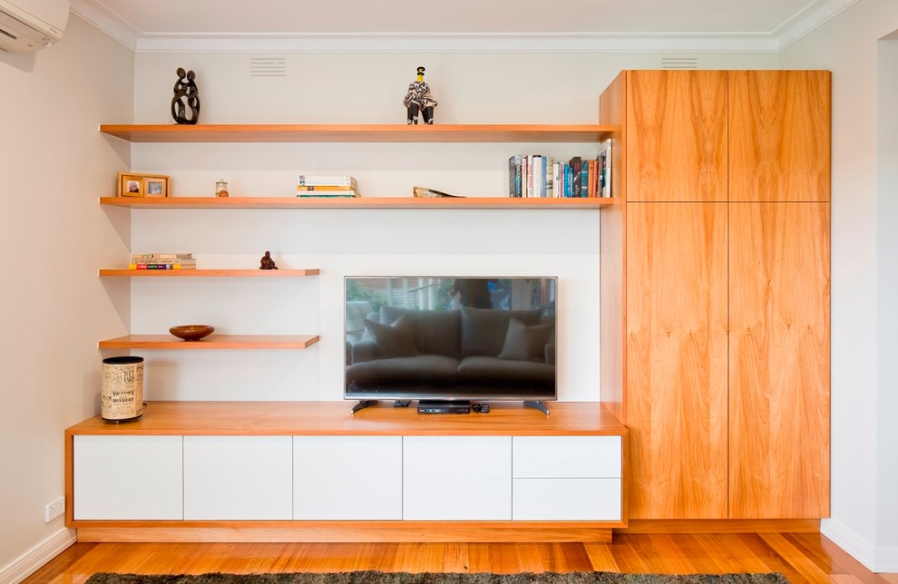 Свежая идея для дизайна: гостиная комната среднего размера в современном стиле с белыми стенами, отдельно стоящим телевизором и светлым паркетным полом - отличное фото интерьера
