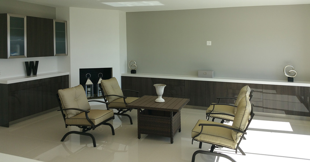 Идея дизайна: парадная гостиная комната в стиле модернизм с серыми стенами и полом из линолеума без телевизора