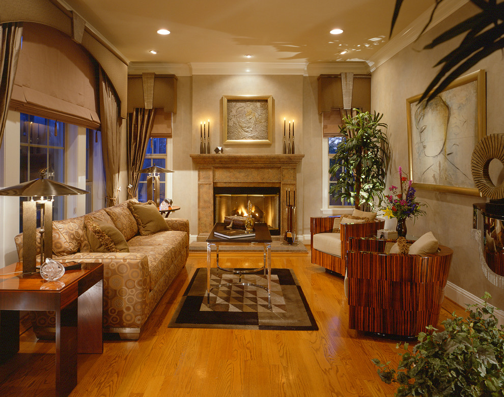 Idées déco pour un salon contemporain avec un mur beige, un sol en bois brun et une cheminée standard.