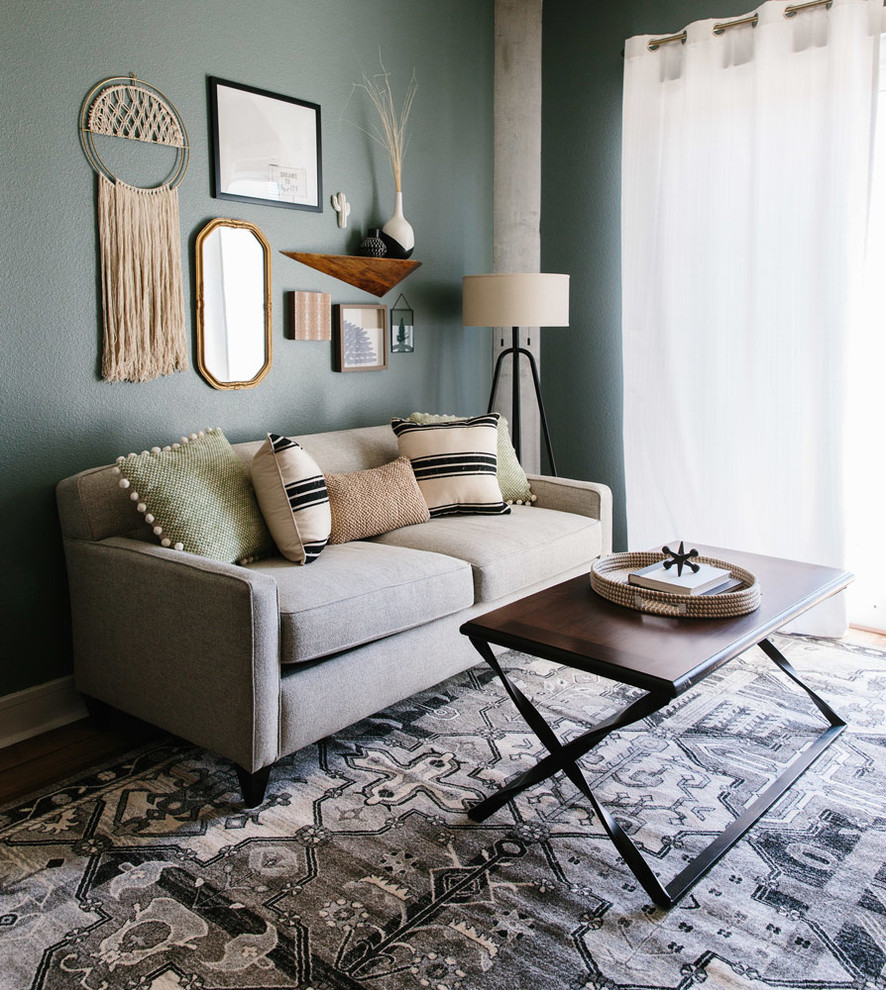 Mittelgroßes, Fernseherloses Stilmix Wohnzimmer ohne Kamin mit blauer Wandfarbe und braunem Holzboden in Austin