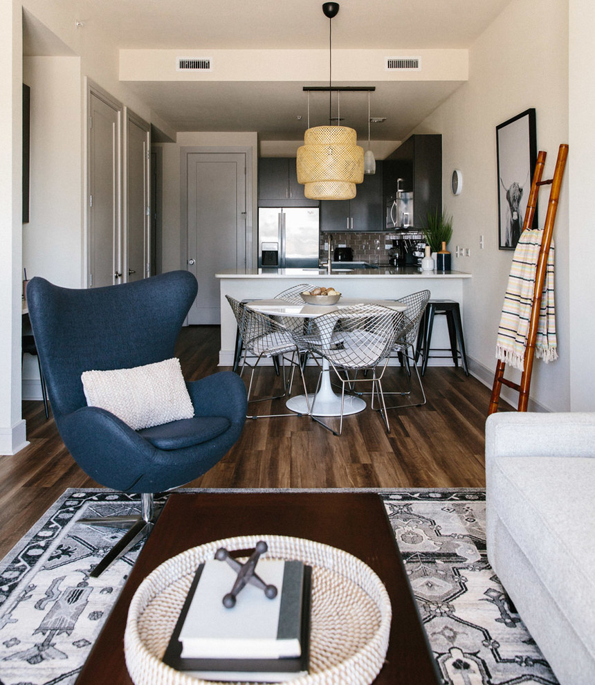Mittelgroßes, Repräsentatives Eklektisches Wohnzimmer ohne Kamin mit weißer Wandfarbe und braunem Holzboden in Austin