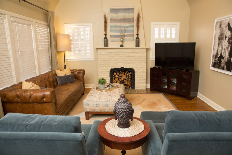 Exemple d'un salon sud-ouest américain de taille moyenne et fermé avec un mur beige, parquet clair, une cheminée standard, un manteau de cheminée en pierre et un téléviseur indépendant.