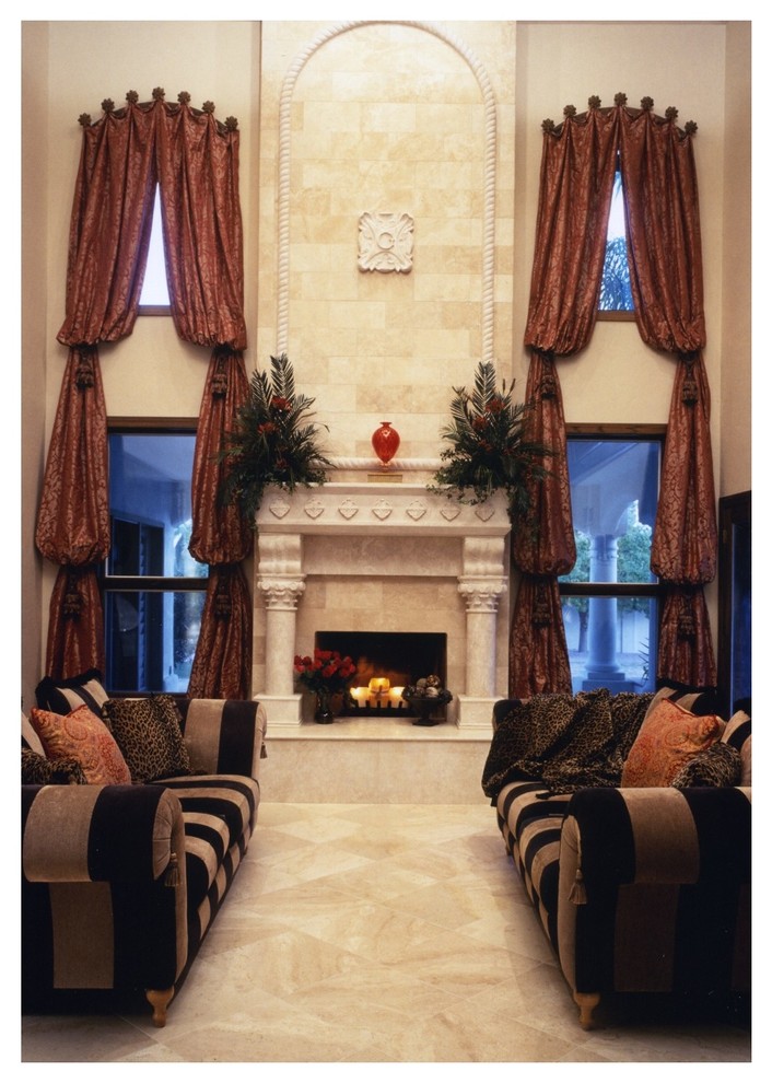 Bild på ett mellanstort vintage allrum med öppen planlösning, med ett finrum, beige väggar, travertin golv, en standard öppen spis och en spiselkrans i sten