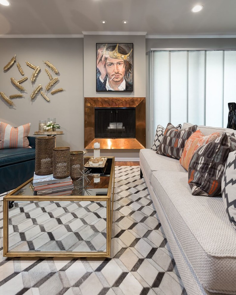 Стильный дизайн: открытая, парадная гостиная комната среднего размера в современном стиле с серыми стенами, светлым паркетным полом и коричневым полом без камина, телевизора - последний тренд