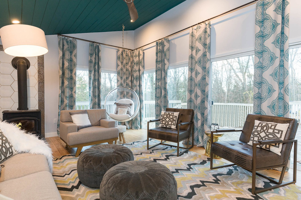 Bild på ett mellanstort minimalistiskt separat vardagsrum, med vita väggar, ljust trägolv och en öppen vedspis