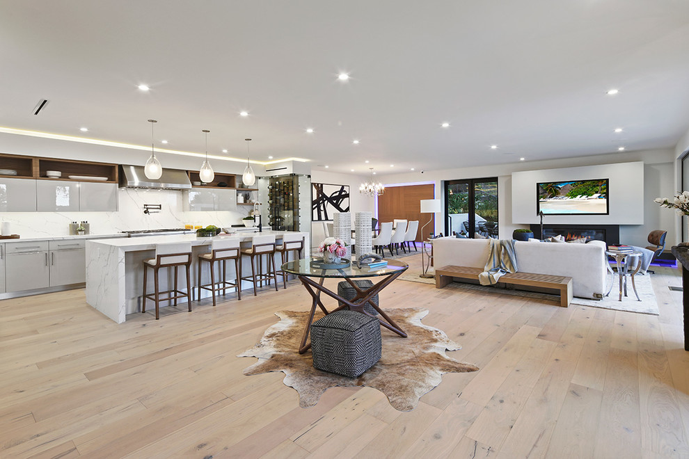 Großes, Offenes Modernes Wohnzimmer mit weißer Wandfarbe, hellem Holzboden, Gaskamin, TV-Wand und beigem Boden in Los Angeles