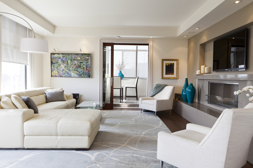 Modernes Wohnzimmer mit weißer Wandfarbe und Kamin in Toronto