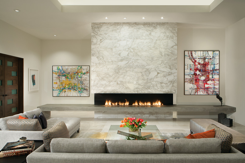 На фото: парадная, открытая гостиная комната среднего размера в современном стиле с белыми стенами, горизонтальным камином, мраморным полом, фасадом камина из камня и белым полом без телевизора с