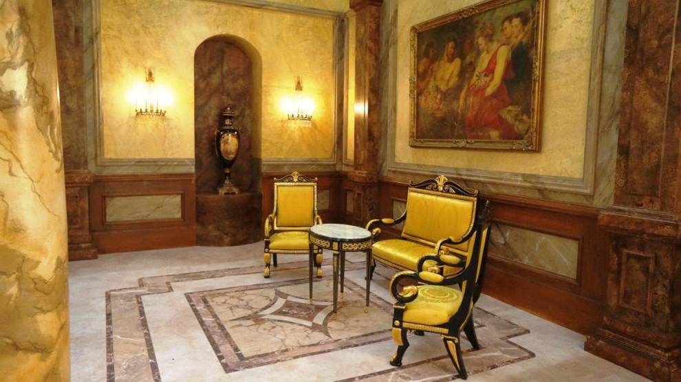 Cette image montre un salon victorien de taille moyenne avec une salle de réception, un mur jaune et un sol en marbre.