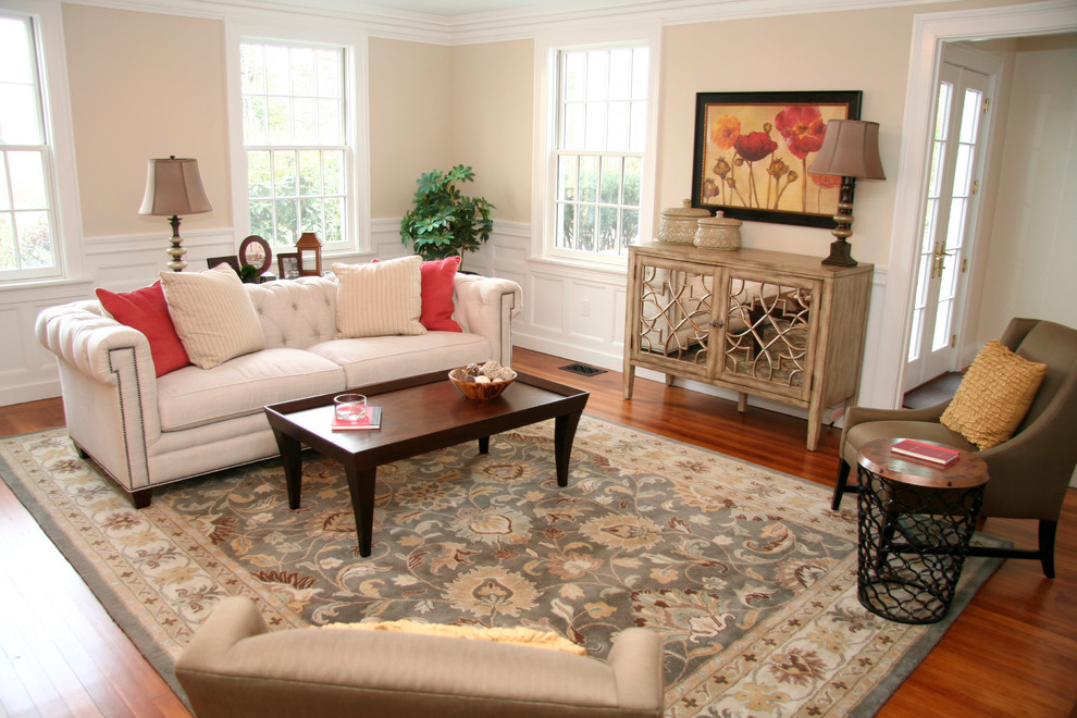 Mittelgroßes, Repräsentatives, Abgetrenntes Country Wohnzimmer mit braunem Holzboden in Boston