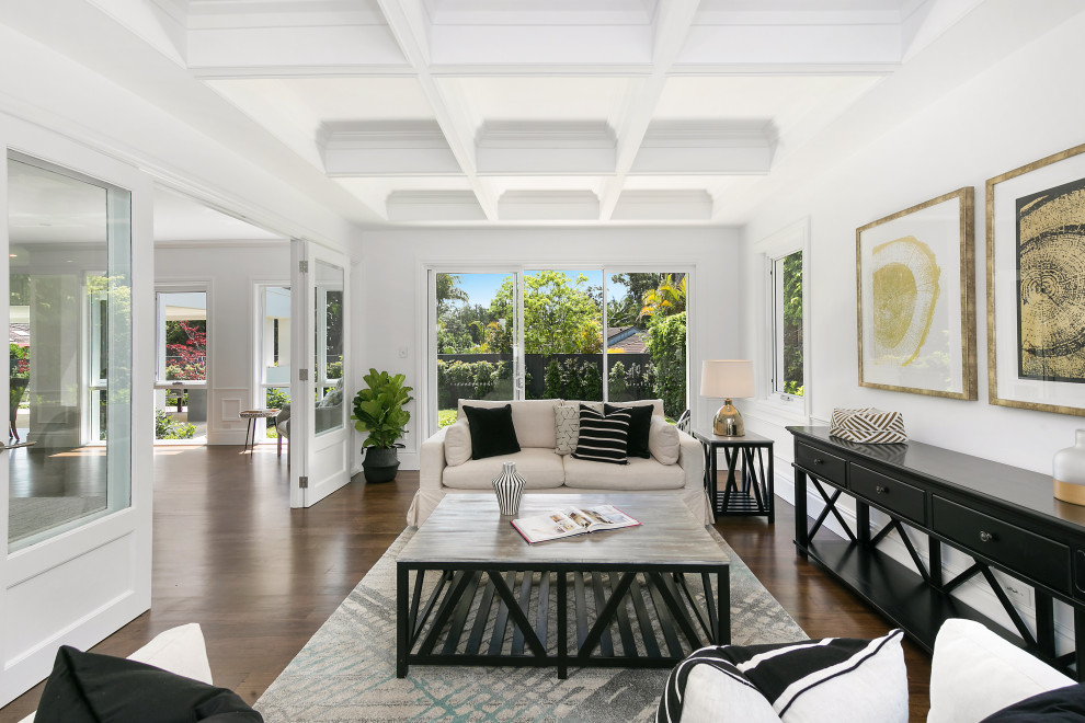 Idee per un grande soggiorno stile marinaro chiuso con pavimento in legno massello medio, pavimento marrone, soffitto a cassettoni, sala formale e pareti bianche