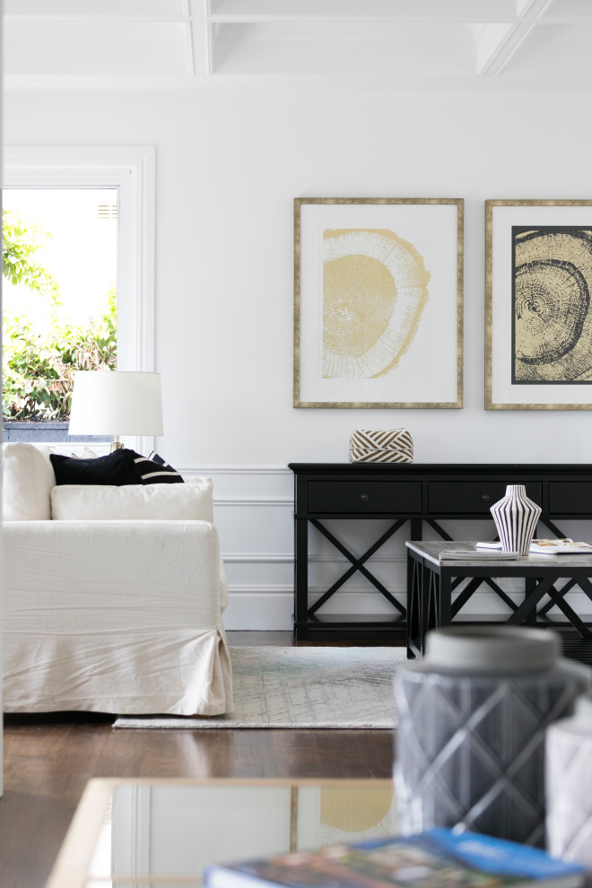 Immagine di un grande soggiorno design aperto con pareti bianche e parquet scuro