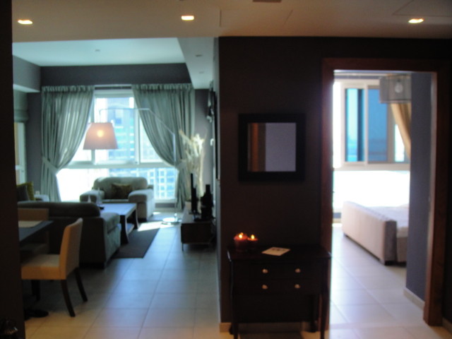 На фото: гостиная комната среднего размера в современном стиле с коричневыми стенами с