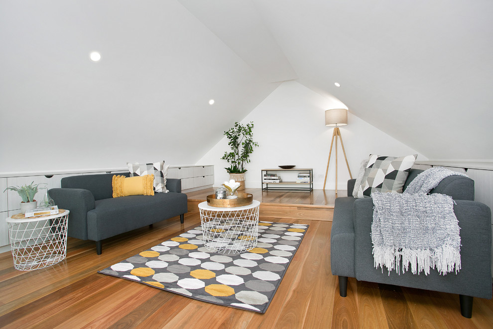 Источник вдохновения для домашнего уюта: гостиная комната в скандинавском стиле с белыми стенами и светлым паркетным полом без камина, телевизора