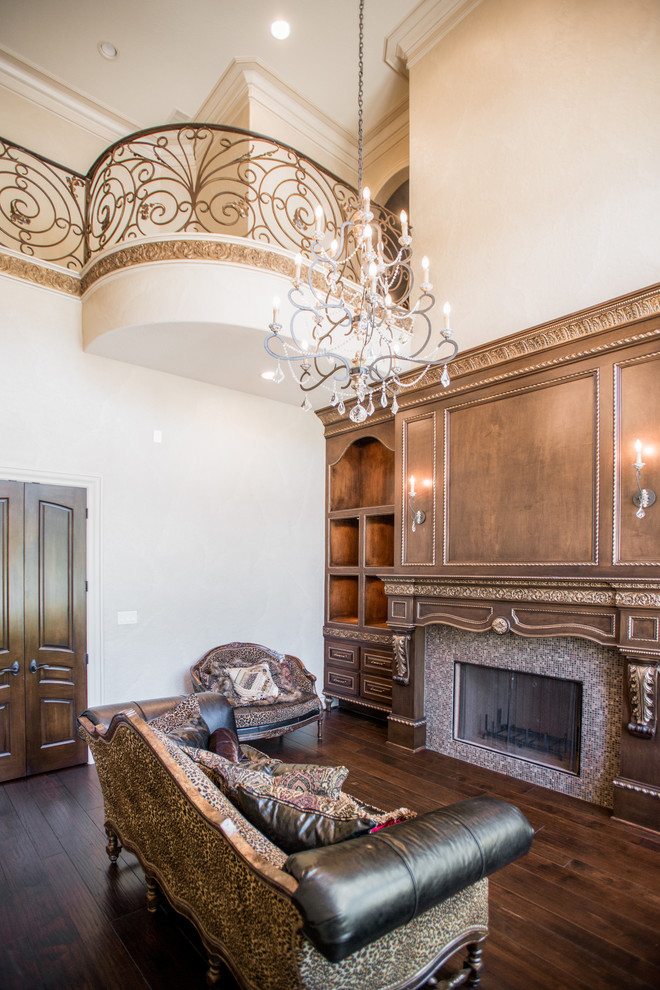 Mittelgroßes, Repräsentatives, Offenes Klassisches Wohnzimmer mit beiger Wandfarbe, braunem Holzboden, Kamin und gefliester Kaminumrandung in Houston