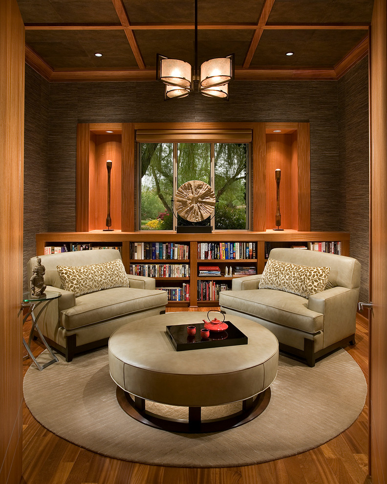 Imagen de biblioteca en casa cerrada de estilo zen con paredes marrones y suelo de madera en tonos medios