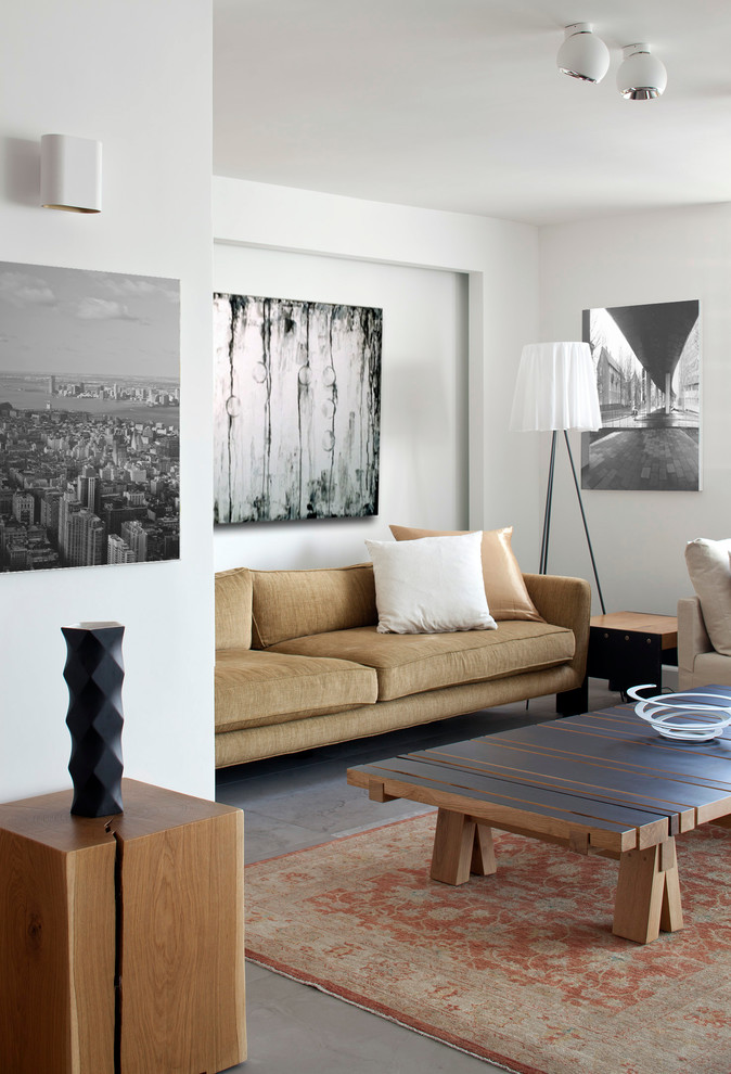 Mittelgroßes, Repräsentatives, Offenes Modernes Wohnzimmer mit weißer Wandfarbe und Kalkstein in Tel Aviv