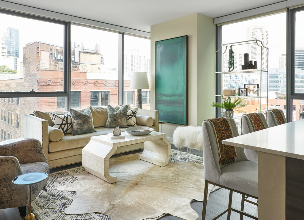 Offenes Modernes Wohnzimmer mit beiger Wandfarbe, dunklem Holzboden und braunem Boden in Chicago