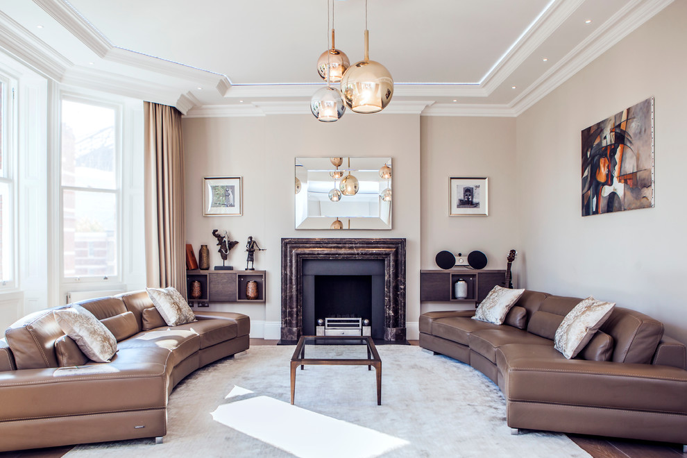 Immagine di un grande soggiorno contemporaneo con sala formale, parquet scuro, pareti beige, camino classico e nessuna TV